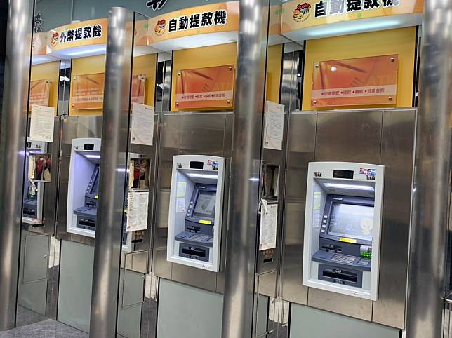 ▲金管會拍板，明年4月起不論實體 ATM(自動櫃員機) 或網路ATM，個人帳戶小額跨行轉帳手續費將分3級距，其中500 元以下每帳戶每日享一次免手續費。（圖／NOWnews資料照）