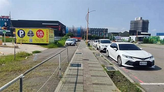 奇葩停車場！民眾停了竟「出不去」　出入口2車格擋死