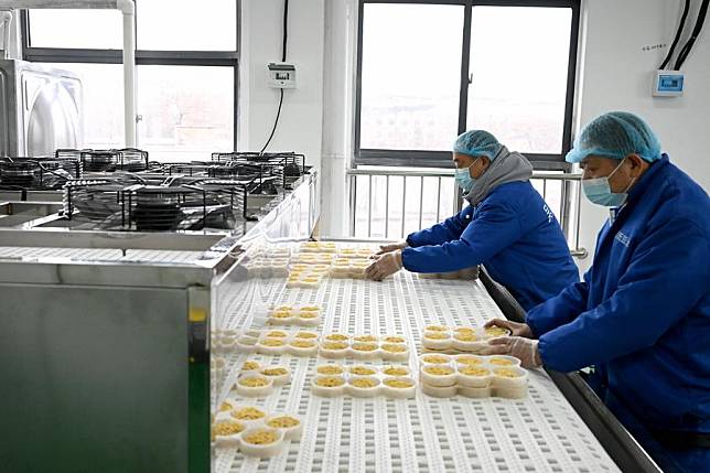 Staff members dry tofu skins at a bean products processing company in Huainan City, east China's Anhui Province, Jan. 16, 2024. (Xinhua/Huang Bohan)