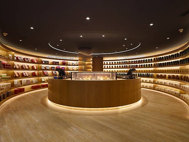 ▲永康街的旗艦店延續品牌高質感路線，打造全新圓弧形迴廊，順著弧形上升下降的獨特層次感，讓人感受清新、高雅、自在，是小茶精心打造的藝術購物環境。 (圖/小茶栽堂)&nbsp;(<a href=