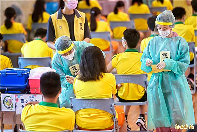 12至17歲青少年規劃接種第2劑BNT疫苗，讓不少家長擔憂，醫界對此多表示接種「利大於弊」。(資料照，記者張嘉明攝)