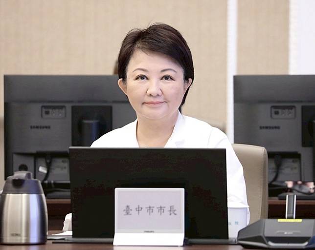 台中市長盧秀燕出席行政院會，指核電除役後導致中火燃煤發電量大增，代表中部民眾向中央反映地方心聲。（記者徐義雄翻攝）