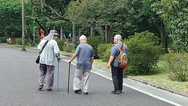 邁向超高齡社會，台灣長照政策該怎麼走？洪敏隆攝