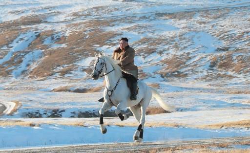 คิม จอง อึน ผู้นำสูงสุดเกาหลีเหนือ ปล่อยภาพออกสื่อ โชว์ขี่ม้าขาว บนยอดเขาสูงในเกาหลีเหนือ STR / KCNA VIA KNS / AFP