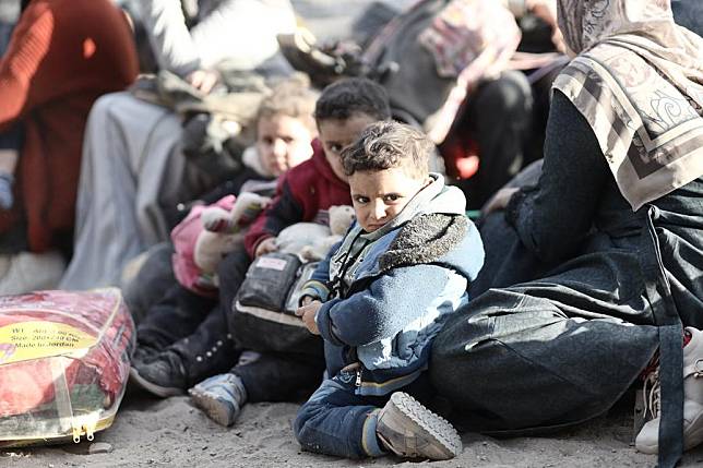 People forced to flee from the northern Gaza Strip town of Beit Lahia are seen on a street in the Gaza City, on Nov. 17, 2024. (Photo by Abdul Rahman Salama/Xinhua)