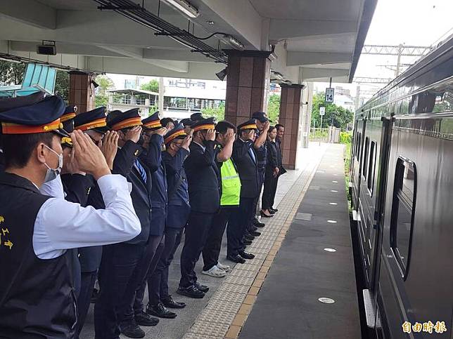 林姓機車長猝死駕駛室內，檢方今天相驗初判為心因性休克，台鐵花蓮站今下午安排專列送他及陪同家屬回家，主管人員列隊舉手致敬。(記者花孟璟攝)