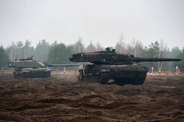 英國國防部推特PO出一張「挑戰者2式」與「豹-2」同框照，強調很快就會在烏克蘭看到這樣的畫面。(圖擷自英國國防部推特)