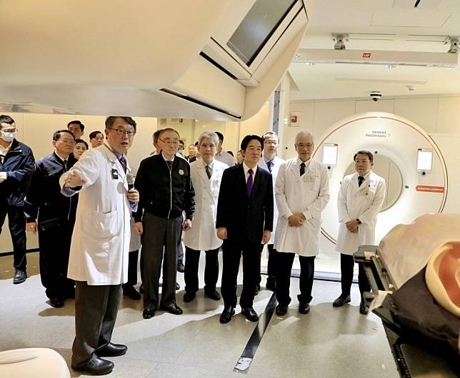副總統賴清德昨日參訪台北榮總重粒子癌症治療中心時指出，讓民眾活得更健康是未來的重要工作，而對抗癌症威脅是要全力以赴的任務。（台北榮總提供）