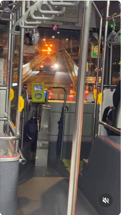 有民眾上網抱怨，深夜搭乘公車行經水源快速道路時，卻無預警遇到施工，導致公車卡在橋上無法前進，讓乘客直呼「家在門前卻下不得」。(圖擷自threads)