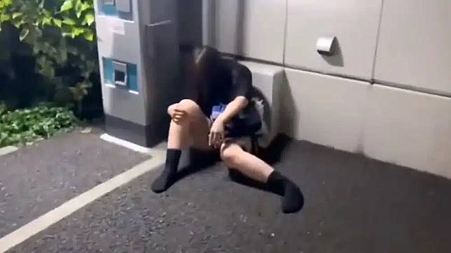 สาวญี่ปุ่นนอนไม่ได้สติบนถนน หวั่นเกิดอันตราย