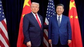 美國總統川普下月將出訪中國，與中國國家主席習近平舉行川習會。圖為兩人去年10月30日在南韓釜山舉行會談前合影。美聯社