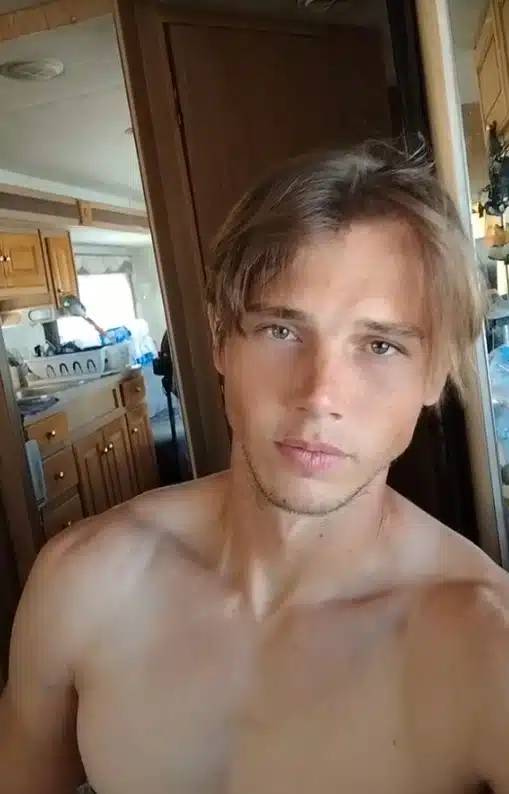 แบรด เลิฟ ขอทานหน้าหล่อ-1