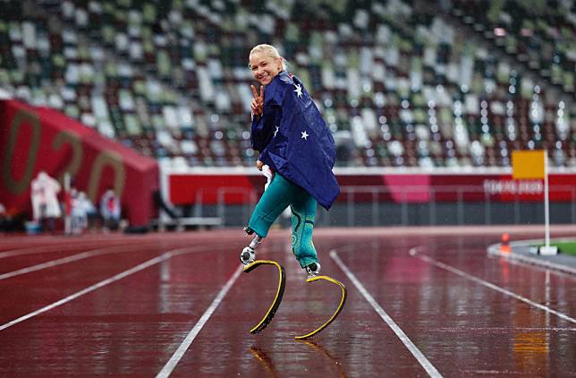在 2020東京帕奧的會場上，奪下女子跳遠T63級金牌的澳洲選手凡妮莎‧洛(Vanessa Low)身披澳洲國旗拍照。 路透社/達志影像