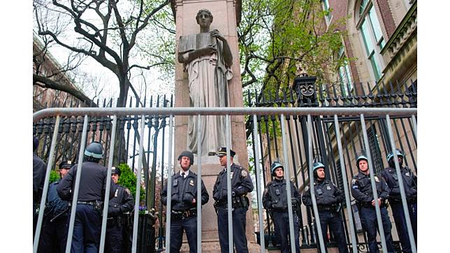 紐約警方週四進入哥倫比亞大學校園，逮捕超過百名支持巴勒斯坦的抗議學生。美聯社