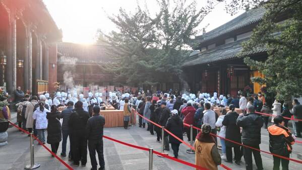 Visitors line up for free Laba porridge at the Wenshu Monastery in Chengdu, Sichuan province on Jan 7, to celebrate the Laba Festival.