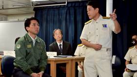 2025年11月22日，日本防衛大臣小泉進次郎在石垣島，訪問自衛隊基地並聽取報告。翻攝小泉進次郎X帳號