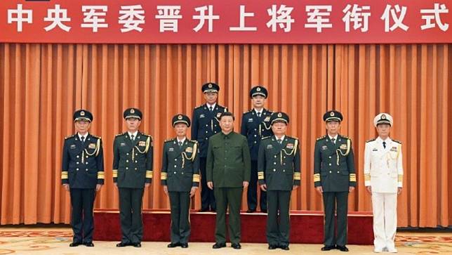 中共總書記、中央軍委主席習近平（前排中）7月31日出席解放軍典禮，授予新任火箭軍司令王厚斌（後排左）以及火箭軍政委徐西盛（後排右）上將軍階。中國央視微博