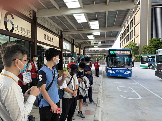 新北市林口公車轉運站十五日起試營運，一早就有不少要到北市上班的民眾搶先來排隊等候首班車。（新北市交通局提供）