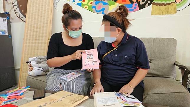 茂林等三原民區可孕婦攜媽媽手冊至衛生所申請原民就醫交通補助費。　（記者王正平攝）