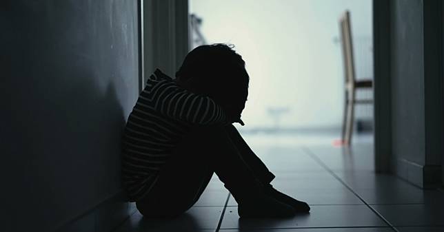 三歲男童被保母「愛的小手」痛打，傷痕累累，送托前總是哭泣，新北市社會局公告保母姓名，並廢止其保母證明