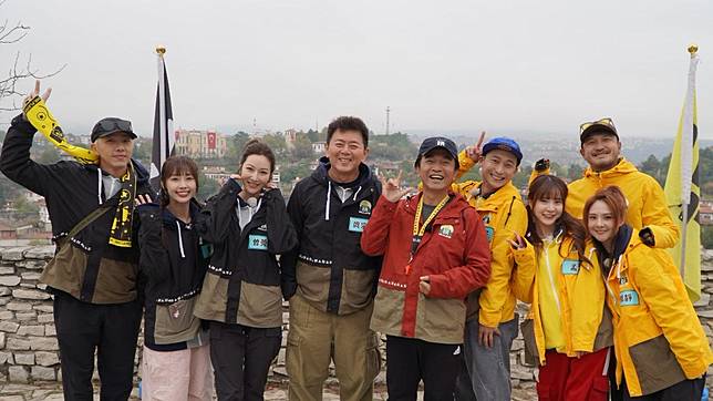 坤達（左起）、聖恩、曾莞婷、庹宗康、吳宗憲、浩子、郭靜、孟潔、KID錄《綜藝玩很大》。（圖／好看娛樂提供）