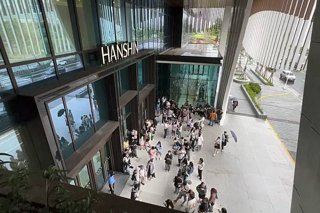 台中漢神洲際購物廣場颱風天延後到中午12時開始營業，但開門時間還沒到，門口已經擠爆民眾等候入場。民眾提供