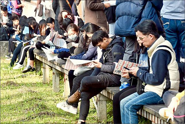 大學甄選入學委員會今天公布112學年度大學「繁星推薦」暨「申請入學」招生簡章，整體招生名額較去年略減，也是8年來首次跌破7萬大關。示意圖，人物與新聞無關。(資料照)