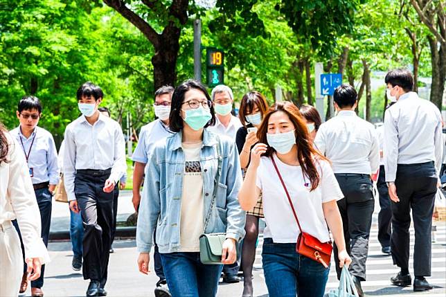 ▲台灣人民大多外出依舊會戴起口罩。（圖／取自Shutterstock）