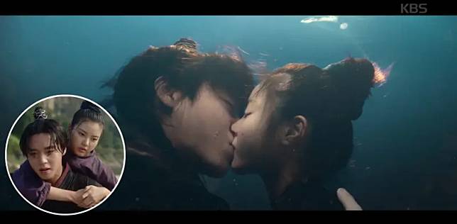 ▲《幻像戀歌》中，朴志訓（左）跟洪藝智上演「水中之吻」。（圖／翻攝MyVideo）