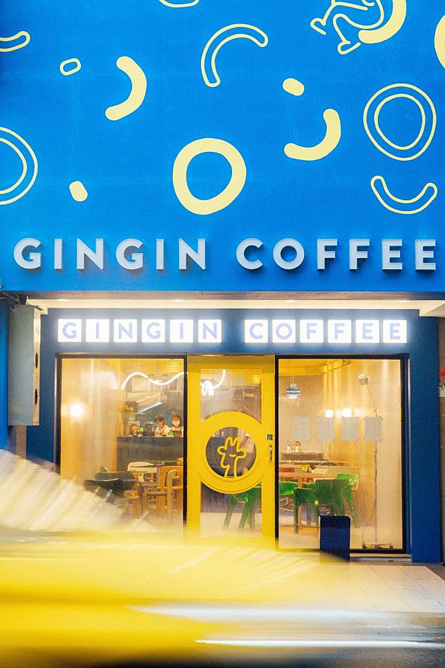 GinGin Coffee信義店登場！繽紛傢俱為空間營造活潑氛圍，「液態提拉米蘇」、「淡水線冰茶」必點