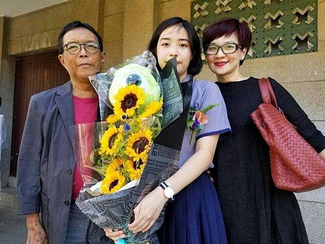 柯以敏(右)上週才和老公黃國輔一起出席女兒的畢業典禮。(翻攝自臉書)