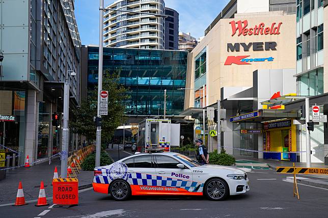 雪梨近郊「西田龐迪購物中心」（Westfield Bondi Junction）13日發生隨機襲擊事件，造成6人喪生，12人受傷。圖為15 日一名警察站在犯罪現場附近的警戒。圖片來源 LINE TODAY：AP/達志影像