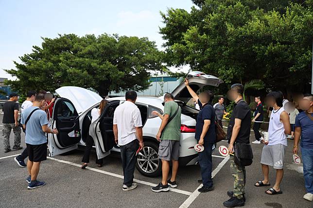 民眾不畏酷暑天氣，到現場看車。圖：桃園分署提供