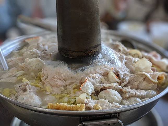中國南安陽縣白璧鎮有6名男子在吃炭火鍋時，疑似一氧化碳中毒釀3死。示意圖。（翻攝自Pixabay）