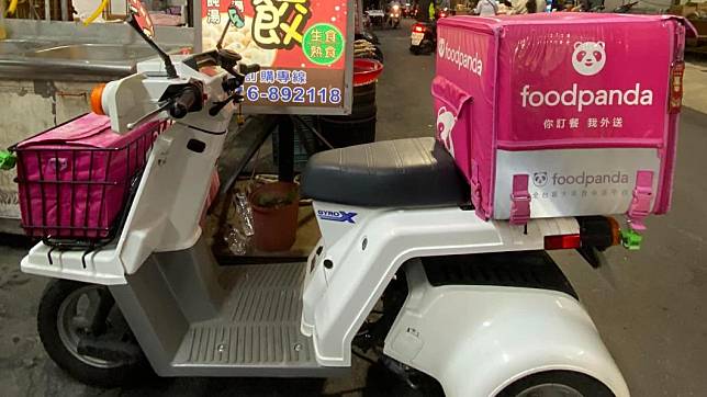 一名網友在路上發現，有名外送員竟騎著「日本神車」送餐。（圖／翻攝自「路上觀察學院」臉書）