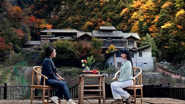 This undated video screenshot shows Li Ziqi &reg; receiving an interview with Xinhua. (Xinhua)