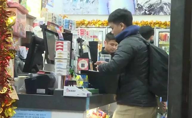 灣仔便利店年初一企圖行劫，獨行賊潑不明液體事敗逃逸。(有線新聞截圖)