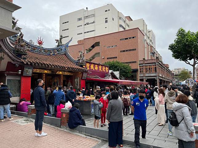 台北的霞海城隍廟經常香火鼎盛，每逢情人節、七夕、中秋等更是擠滿人潮。（圖／記者周淑萍攝）