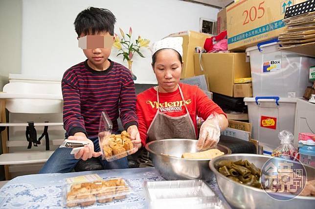陳籹穌（右）結束前一段婚姻後陷入低潮，長子小峰（左）建議母親可賣拿手滷味，還替不識字的母親寫計畫書申請創業貸款。