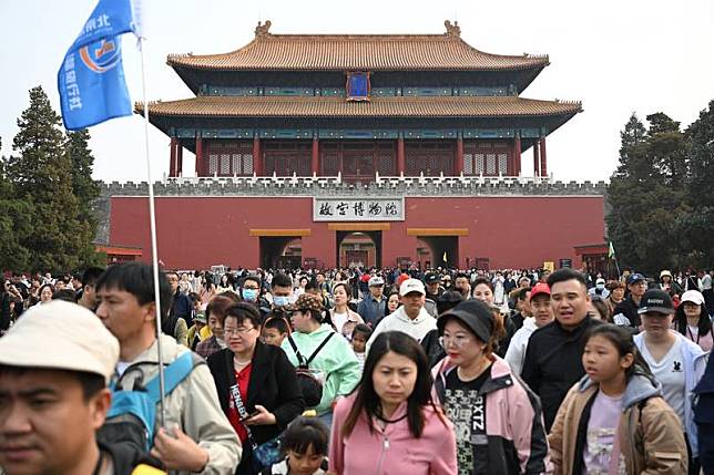 6日公布的多項數據顯示，中國為期3天的清明連假出 現旅遊潮，出遊人次、消費金額與跨區流動人次都比 2019年疫情前還要多。圖為4月4日北京故宮博物院遊 人如織。 （中新社提供） 中央社 113年4月6日