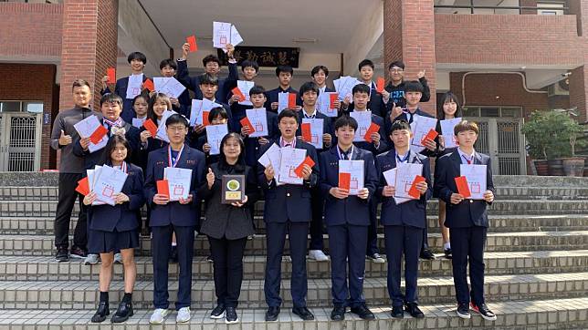 新化高中學生在市中運獲佳績，校長劉瑞圓（前排左三）頒獎鼓勵。（記者黃文記攝）