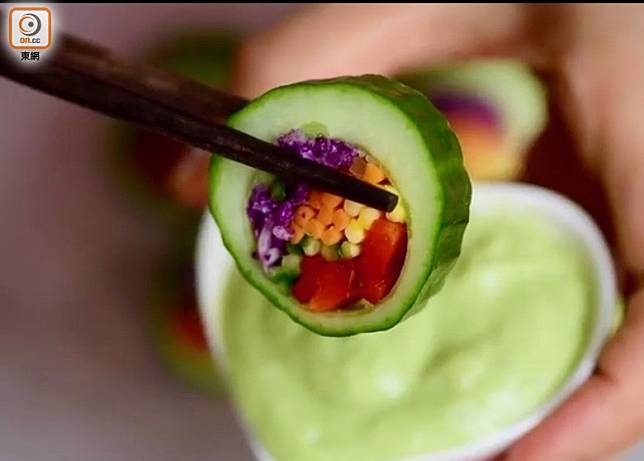 靈感來自壽司，但以青瓜代替壽司飯與紫菜，魚生餡料則變成五色蔬菜，芫荽牛油果醬與芥末也很相像。（互聯網）