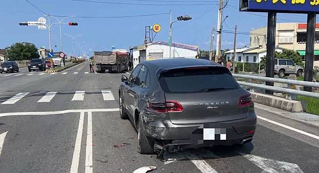 砂石車將BMW推撞過路口，一旁車道的保時捷也未能倖免。(民眾提供)