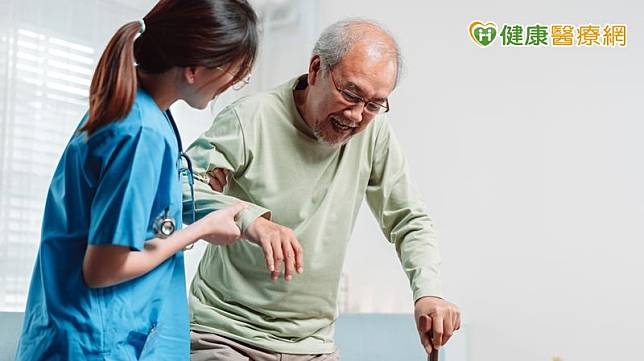 安寧居家照護並不是讓病人在家快速等死，而是讓專業人員提供舒適、有意義的治療，減少無須承受的痛苦。