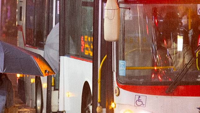 基隆一名婦人搭公車下車時跌倒，向基隆客運及司機求償，法官審理後判她敗訴。圖為示意，非事發公車，廖瑞祥攝