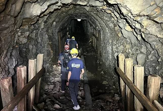 75歲男性登山客於石山引水道附近路段失足墜落30公尺深谷，搜救人員救出時已經沒有生命跡象。讀者提供