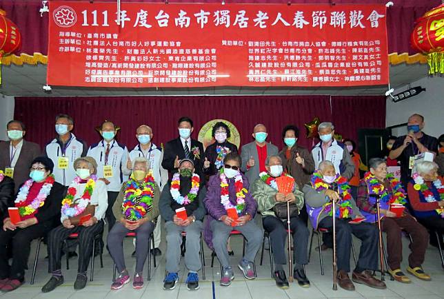 台南市好人好事運動協會十三日舉辦「一一一年度台南市獨居老人春節聯歡大會」，為長者們準備了紅包及過年禮品。 （記者陳治交攝）