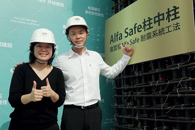 左祥城建設洪振耀總經理（右）及洪碧穗特助說明施用Alfa Safe 耐震工法，為住戶安全把關的用心。　（記者王正平攝）