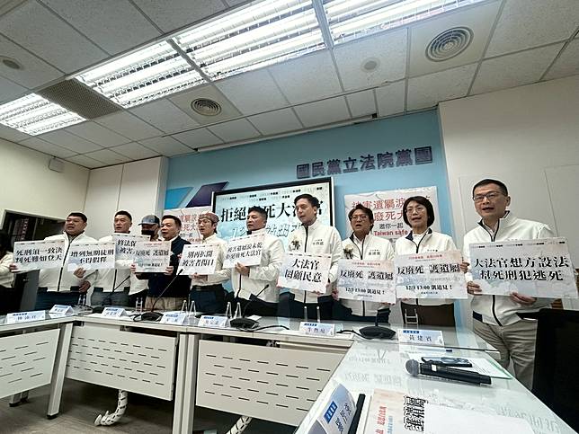 國民黨立委吳宗憲等人今天(29日)偕同被害者家屬與被害人權益相關團體共同召開記者會，吳宗憲表示，他將提案修正刑事訴訟法，保障被害者家屬訴訟權利，並號召民眾12月3日上街拒絕廢死大法官。(趙婉淳 攝)