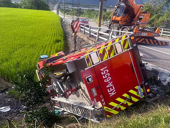 花蓮壽豐分隊消防實習生吳男，駕駛消防車過橋不慎翻落邊坡。